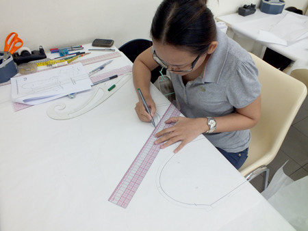 ผลงานการฝึกออกแบบคัตติ้งแพทเทิร์นเสื้อแจ็คเก็ตสูทสตรี โครงสร้างแขนแร็คแลนกิโมโน