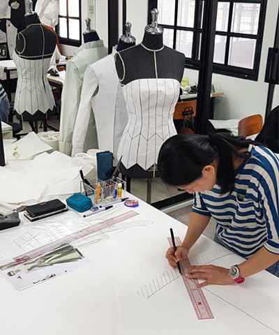 ผลงานการฝึกสร้างแบบแพทเทิร์นชุดราตรียาวเกาะอกแยกชิ้น ช่วงล่างจับจีบกระทบบานรอบตัว แบรนด์ Christian Dior Haute Couture FW2018  สร้างแพทเทิร์นโดย คุณศศวรรณ (Aom)