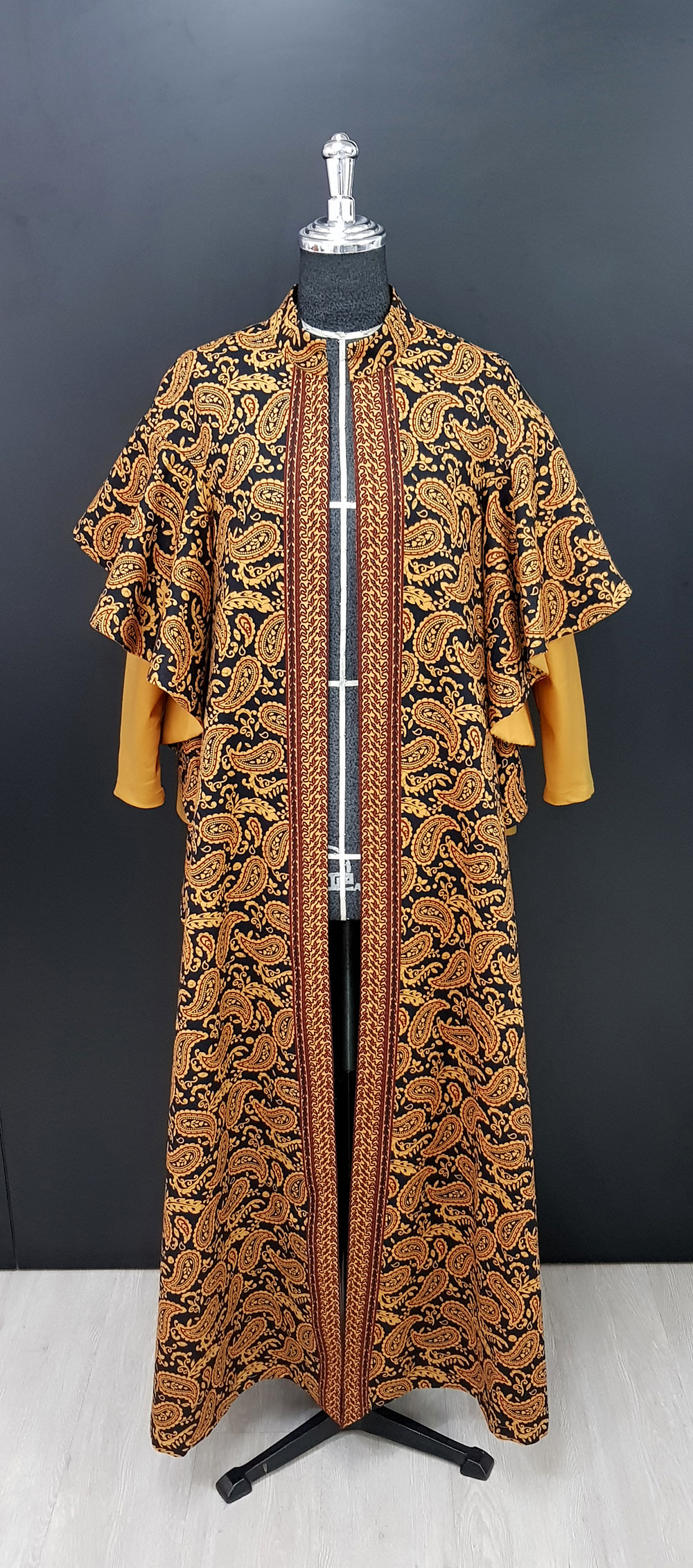 ผลงานเสื้อผ้าผู้เรียน เสื้อคลุมยาวผ้าไทยปาเต๊ะคอปีนตัดต่อเอียงขนานคอแขนกิโมโนระบาย
