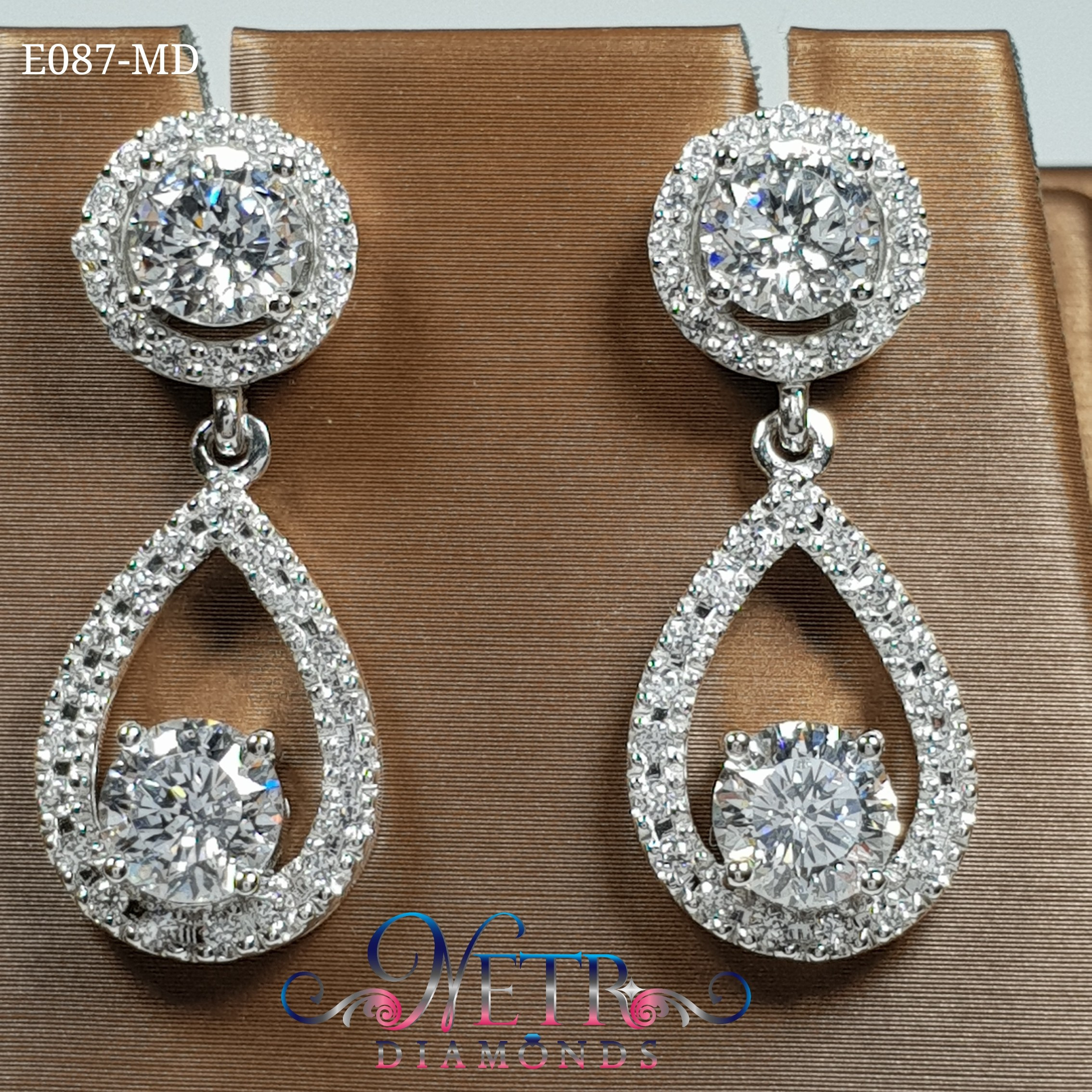 เคร องประด บจ วเวลร เพชรcubic Zirconia เพชรcz เพชรโคลนน ง อ ญมณ เล ยนแบบ เพชรส งเคราะห เพชรเท ยบเท า Costume Jewelry ระด บ Luxury High End ท ม การด ไซน ล ำสม ย หลากหลายสไตล เน นความหร หราม ระด บ จ ดได ว าเป นเคร องประด บด ไซน ช นส ง ฝ ม อปราณ ต